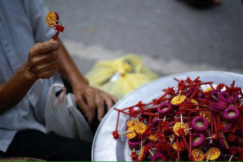 Bên cạnh đó, rất nhiều những câu chuyện về trung thu cũng được các dân mạng kể lại như phá cỗ ra sao? rước đèn thế nào? và các trò chơi gì được chơi trong đêm trung thu cũng được kể ra khiến nhiều người không khỏi tiếc hùi hụi vì giờ chúng không còn nữa.