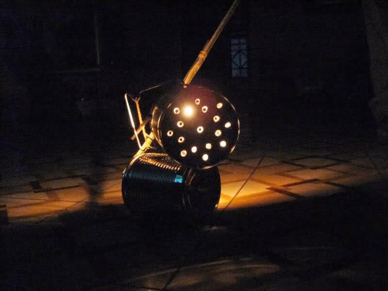 Chứng kiến những hình ảnh khơi gợi lại những kỉ niệm của trung thu xưa nhiều dân mạng không khỏi bồi hồi mà chia sẻ rằng: "Tiếc thật, cái giá trị cốt lõi ngày càng mất đi. Thay vào đó là sự nhạt nhẽo và mất đi tình cảm là thứ quý giá nhất trong đó".