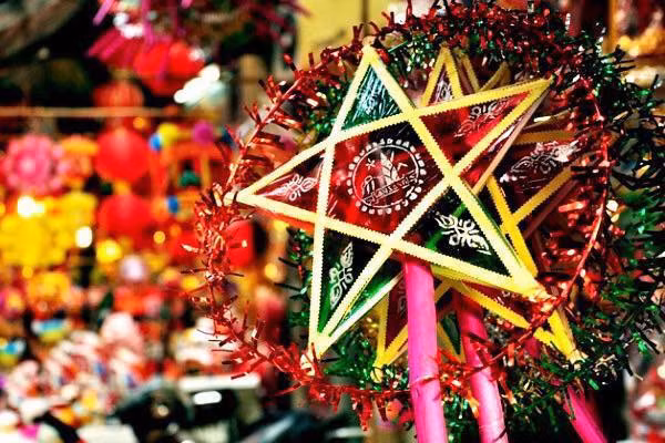 Nhưng rồi khi xã hội ngày một hiện đại lên thì những giá trị truyền thống của trung thu xưa dần mất đi và thay vào đó là những thứ tiện nghi hơn, tiện dụng hơn. Điều này có thể nhận thấy rõ ràng qua những thứ đồ chơi trung thu.