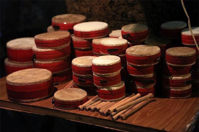 Đồ chơi trung thu xưa thủ công, đơn giản nhưng mang đậm chất tinh tế. Chúng là những chiếc đèn ông sao được làm bằng giấy bóng màu, những chiếc lồng đèn được chế từ vỏ chai, vỏ lon hay những chiếc đầu lân được làm bằng giấy báo sau đó được tô điểm, trang trí sao cho lộng lẫy nhất.