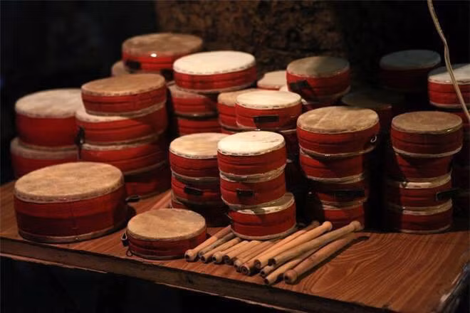 Đồ chơi trung thu xưa thủ công, đơn giản nhưng mang đậm chất tinh tế. Chúng là những chiếc đèn ông sao được làm bằng giấy bóng màu, những chiếc lồng đèn được chế từ vỏ chai, vỏ lon hay những chiếc đầu lân được làm bằng giấy báo sau đó được tô điểm, trang trí sao cho lộng lẫy nhất.