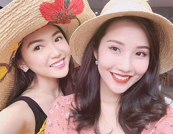 Primmy Trương và Chloe Nguyễn đều xuất thân là những beauty blogger, một nghề đang lên và thịnh hành trong giới trẻ Việt. Họ cùng xinh đẹp và có gia thế giàu có với cuộc sống đủ đầy sang chảnh.