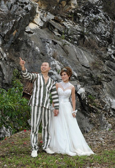 Cùng ngắm nhìn những bức ảnh chàng trai trong phong cách áo tù nhân check-in Singapore gây bão CĐM đầu tuần.