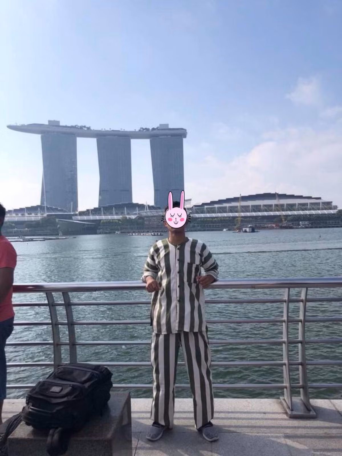 Một số cư dân mạng cho rằng bộ quần áo kẻ sọc này, có phần giống với những bộ quần áo phạm nhân hay mặc.