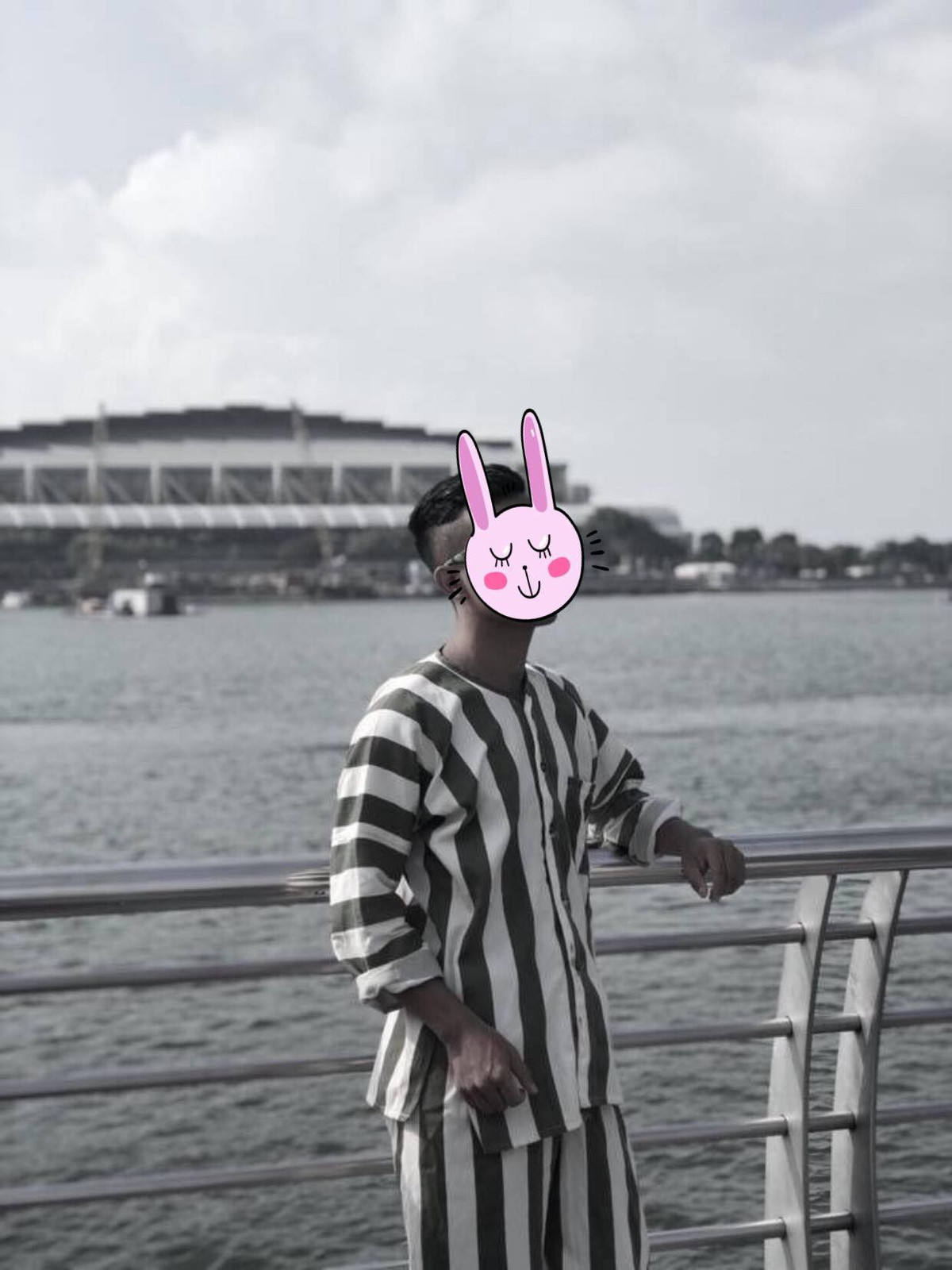 Mới đây, thành viên có nickname Trần Ngọc Hà đã chia sẻ vài bức hình ghi lại cảnh một thanh niên mặc bộ quần áo kẻ sọc, đứng chụp ảnh ở một vài địa điểm nổi tiếng ở Singapore khiến nhiều người cảm thấy lạ lẫm.