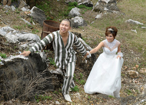 Trước đó, rất nhiều người đã bất ngờ với bộ ảnh cưới của diễn viên Hải Anh khi anh vào vai một người tù nhân đồng hành cùng cô vợ xinh đẹp trong chiếc váy cưới trắng tinh tuyền.