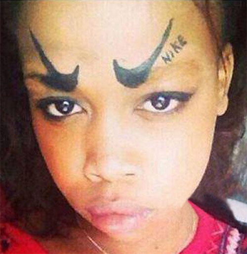 Do quá hâm mộ nhãn hàng thời trang thể thao Nike nên cô gái này đã sẵn sàng xăm hình của logo để thay thế bộ lông mày của mình.