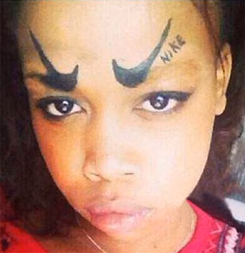 Do quá hâm mộ nhãn hàng thời trang thể thao Nike nên cô gái này đã sẵn sàng xăm hình của logo để thay thế bộ lông mày của mình.