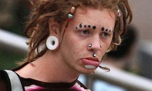 Cạo sạch lông mày và biến chúng thành những dấu chấm khổng lồ là phong cách mà anh chàng này lựa chọn.