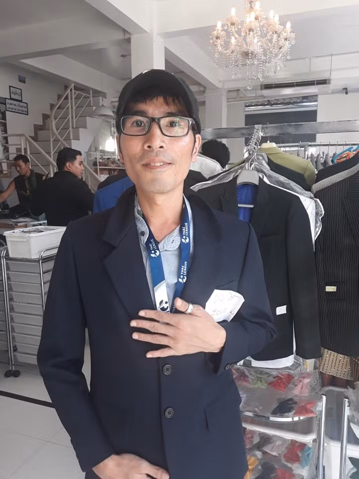 Được biết giá thuê 1 bộ vest ở Thái Lan rơi vào 500 bath (khoảng 400.000 VNĐ), nếu mua thì mất 2000 - 3000 bath (tương đương 2 triệu đồng tiền Việt).