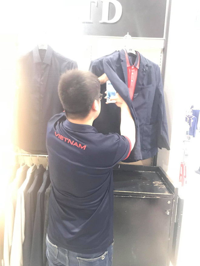 Quy định này khiến nhiều người liên tưởng đến việc phóng viên phải tham dự các sự kiện trang trọng như Liên hoan phim Cannes, lễ trao giải Oscar,… Tại đây, phóng viên bắt buộc phải mặc suit, đi giày Âu hết sức lịch sự.