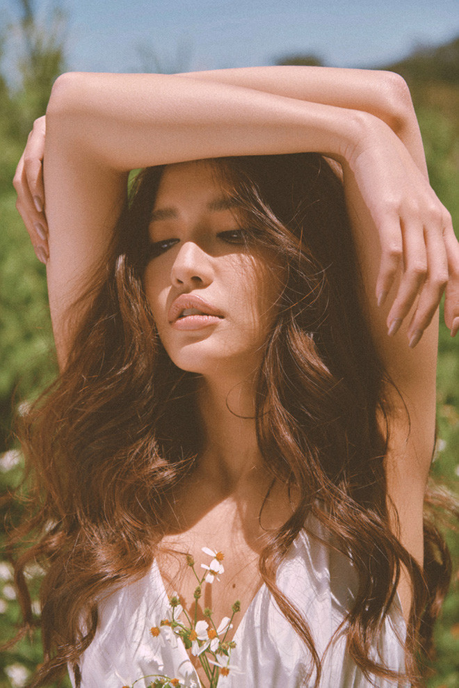 Dù chỉ ngắn gọn có 30 giây thế nhưng sự quyến rũ của Bích Phương đã đốt mắt fans hâm mộ. Không chỉ quyến rũ mà còn toát ra được thần thái chuyên nghiệp cuốn hút đến bất ngờ.