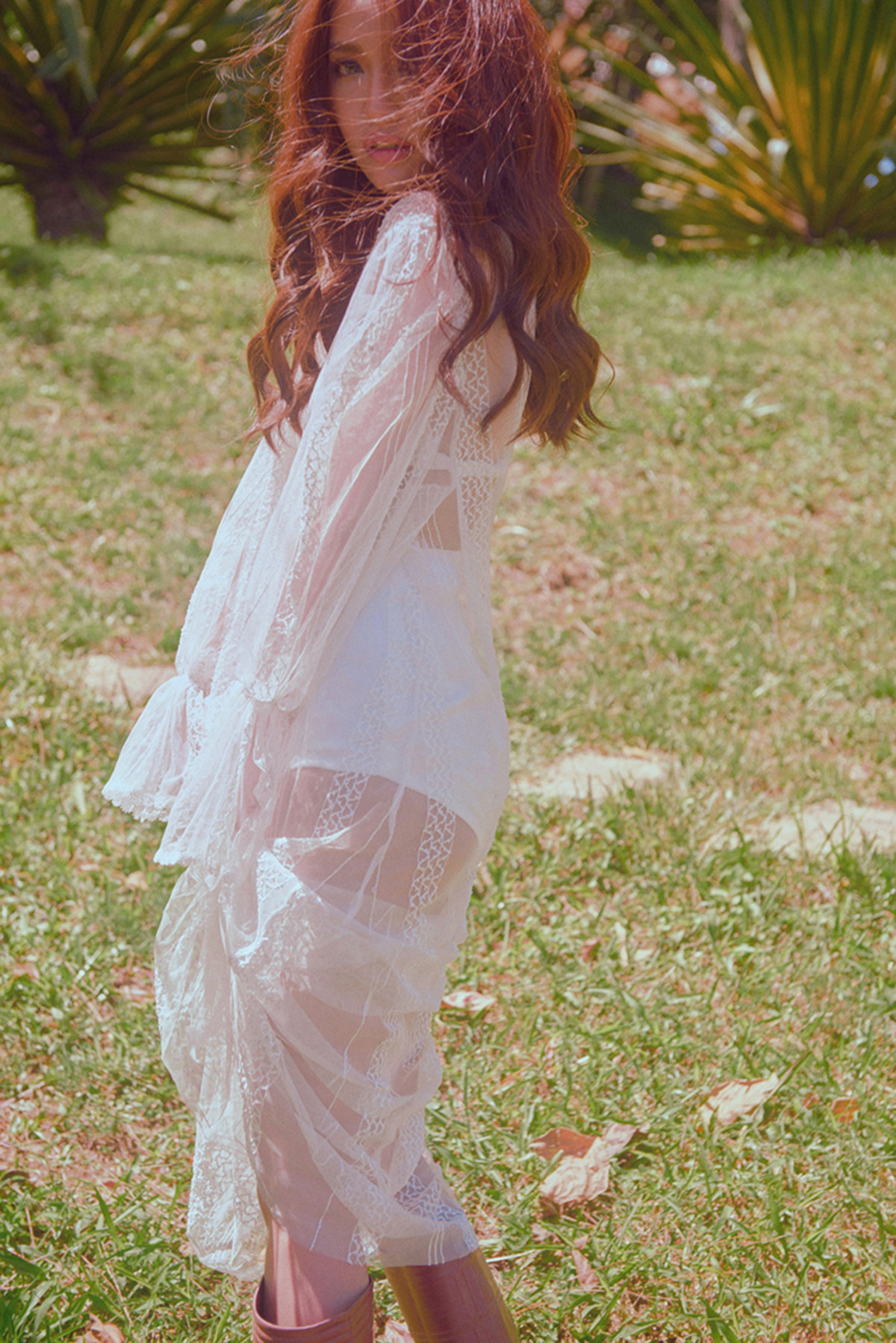  Bích Phương không chỉ đơn thuần đóng mác là 1 ca sĩ, cô nàng này còn là trung tâm chú ý của CĐM bởi sự "lầy lội", thời gian vừa qua cô liên tục thay đổi hình ảnh và mỗi lần lột xác của cô nàng 8X này ngay lập tức nhận được những ý kiến phản hồi của dân mạng.