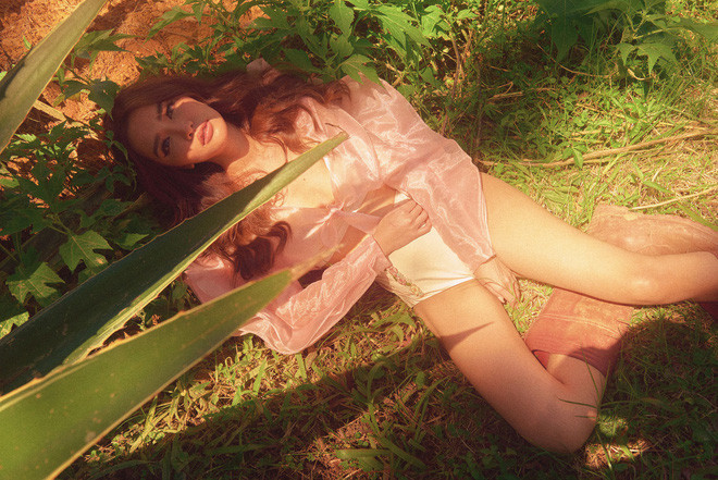 Bích Phương vào clip mới với bộ ảnh khá đơn giản với áo trắng mỏng tang cùng chiếc quần short khá bó nhưng thần thái của nữ ca sĩ 8X này đã biến những thứ tưởng chừng như đơn giản ấy thành sự ấn tượng.