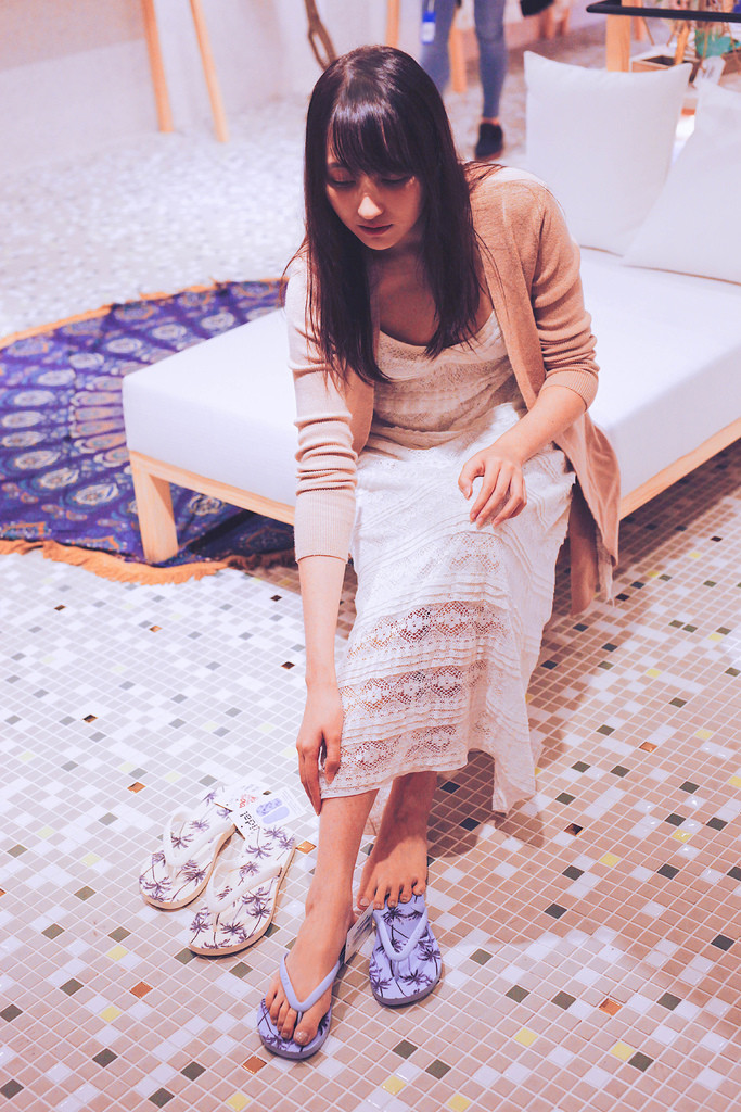 Kỳ hạn chụp quảng cáo đến trong khi Chichi vẫn đang trong tình trạng viêm da nghiêm trọng. Nhưng với sự cổ vũ của bạn trai, nữ họa sĩ xinh đẹp này đã quyết định tiếp tục thực hiện bộ ảnh này, trong dáng vẻ chân thật nhất của mình, dù da còn bong tróc, dù sứt sẹo đầy người.