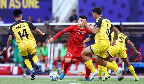 Chỉ phải đối đầu với đối thủ dưới tầm là U22 Brunei nên, các cầu thủ đội tuyển U22 Việt Nam khá dễ dàng để áp đặt lối chơi và có những tình huống tấn công ngay phút đầu trận đấu.