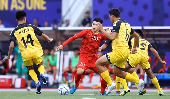 Chỉ phải đối đầu với đối thủ dưới tầm là U22 Brunei nên, các cầu thủ đội tuyển U22 Việt Nam khá dễ dàng để áp đặt lối chơi và có những tình huống tấn công ngay phút đầu trận đấu.