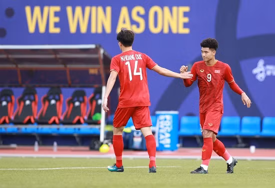 Bước sang hiệp thi đấu thứ 2, Hà Đức Chinh lập cú hat-trick cho riêng mình. Sau cú phạt góc của Hoàng Đức, Chinh "đen" bật cao đánh đầu về góc xa khiến thủ môn Brunei chỉ biết nhìn bóng bay vào lưới.