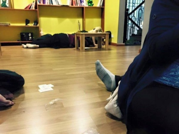 Chưa rõ đây có phải là chiêu trò trong kinh doanh hay không nhưng một số chủ shop bán hàng online đã tỏ ra khá nhanh nhạy khi giả danh nữ chính trong "cú phốt mây mưa" trong quán trà sữa đó để kiếm lời bất chính.