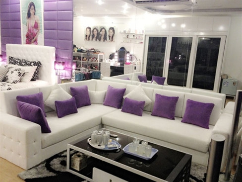 Căn hộ của Ngọc Trinh rộng khoảng 200m vuông, có giá không dưới 20 tỷ đồng. Sau nhiều năm sống cùng anh chị, khoảng tháng 9 tới, Ngọc Trinh sẽ dọn về căn nhà mới. Hiện tại, căn hộ đang trong thời gian hoàn tất việc lắp đặt nội thất và trang trí không gian bên trong theo sở thích của người đẹp.