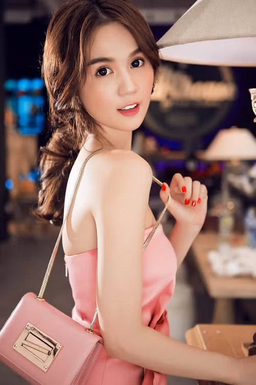 Ngoài ra, Ngọc Trinh chia sẻ, nhan sắc đã mang lại cho cô nhiều thứ trong cuộc sống. Người đẹp từng nhận cát-xê tiền tỷ khi làm gương mặt đại diện cho một thương hiệu mỹ phẩm.