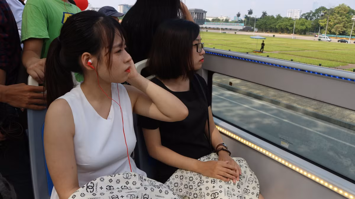 Đi qua các địa điểm du lịch nổi tiếng tại Hà Nội, người dân có những trải nghiệm vô cùng khác lạ từ trên cao nhìn xuống. Một góc nhìn mà chưa bao giờ có ai từng được thử cảm nhận ngay tại Việt Nam.