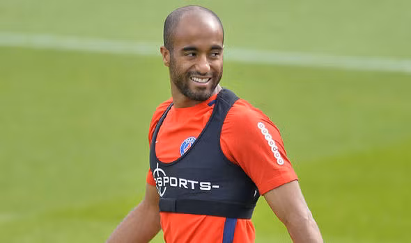 Arsenal tậu Lucas Moura nếu Ozil và Sanchez ra đi: Các quan chức Arsenal đã liên hệ với Lucas Moura phòng trường hợp Ozil hoặc Sanchez rời sân Emirates ngay kỳ chuyển nhượng mùa đông tới đây. Cầu thủ chạy cánh Brazil mùa trước thi gây ấn tượng mạnh với 12 pha lập công và 5 đường kiến tạo cho đồng đội. Tuy nhiên, giờ vị trí của Moura là trên băng ghế dự bị, sau khi PSG chiêu mộ Neymar và Mbappe.