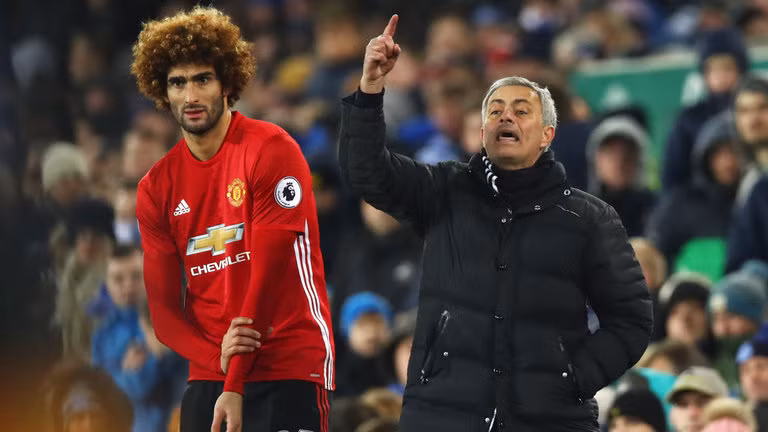 Mourinho đốc thúc giữ chân Fellaini: Bên cạnh Herrera, thông tin chuyển nhượng bóng đá từ báo chí Anh cũng cho hay, đích thân Mourinho đốc thúc lãnh đạo Quỷ đỏ ký mới với "tóc xù" Fellaini. Tiền vệ người Bỉ dù chưa được đá chính trận nào từ đầu mùa, nhưng được cựu thuyền trưởng Chelsea xác định là một thành viên chủ chốt của đội. Ảnh: Mirror