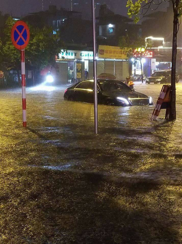 Chiều tối ngày 12/5, trời Hà Nội bỗng trở nên tăm tối bởi đám mây đen vần vũ. Cơn mưa giông ập tới "giải khát" cho người dân Thủ đô sau những ngày nắng nóng đầu hè lên tới gần 40 độ C.