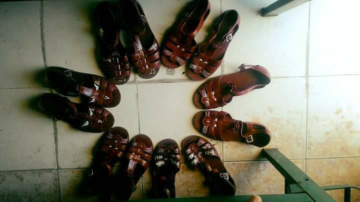 Không chỉ có các loại dép dễ mua, dễ tìm như dép tông, dép lê thì các bạn trẻ con khoe những đôi dép độc đáo như dép rọ nhựa và được gọi là "team bộ đội"