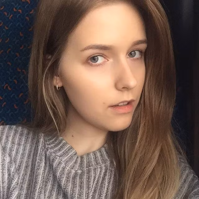 Sở hữu gương mặt cá tính, sống mũi cao và đôi mắt xanh sâu hút, Taera khiến bất cứ ai chạm mắt mình đều phải dừng lại ngắm nhìn.