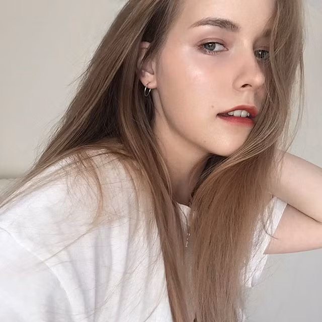 Ngay sau khi những bức ảnh về cô gái tóc vàng xinh như thiên thần được đăng tải, nhiều người đã tìm ra danh tính đó là Taera, là một fan cứng của các nhóm nhạc Hàn Quốc.