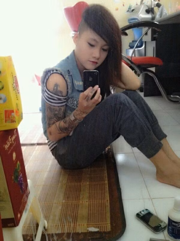 Cụ thể nickname Lương Thiêm cho biết: "Đây là thời trẻ trâu đáng nhớ của cuộc đời mình đấy các bạn ạ, khoảng 5,6 năm về trước, khi mình 19,20 tuổi. Giờ đã có chồng và 2 đứa con, xem lại thấy buồn cười quá. Có bạn nào chơi một mình một kiểu như mình không?".