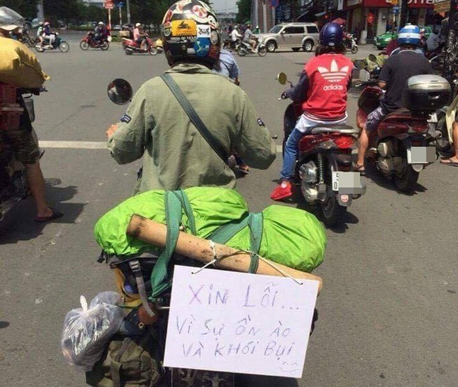 Xin lỗi vì tiếng ồn và khói bụi từ chiếc xe cũ. Đây là ý thức của người tham gia giao thông có tâm.