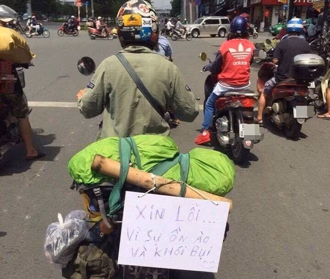 Xin lỗi vì tiếng ồn và khói bụi từ chiếc xe cũ. Đây là ý thức của người tham gia giao thông có tâm.