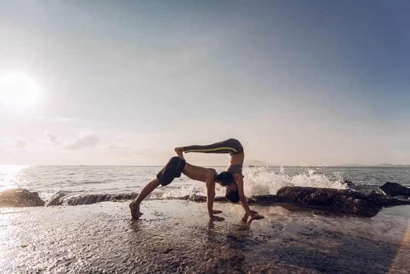 Với những động tác uyển chuyển, mềm mại nhưng không kém phần khỏe khoắn, cặp vợ chồng Ngọc - Thanh đã cống hiến cho dân mạng một bộ ảnh rất chất lượng.