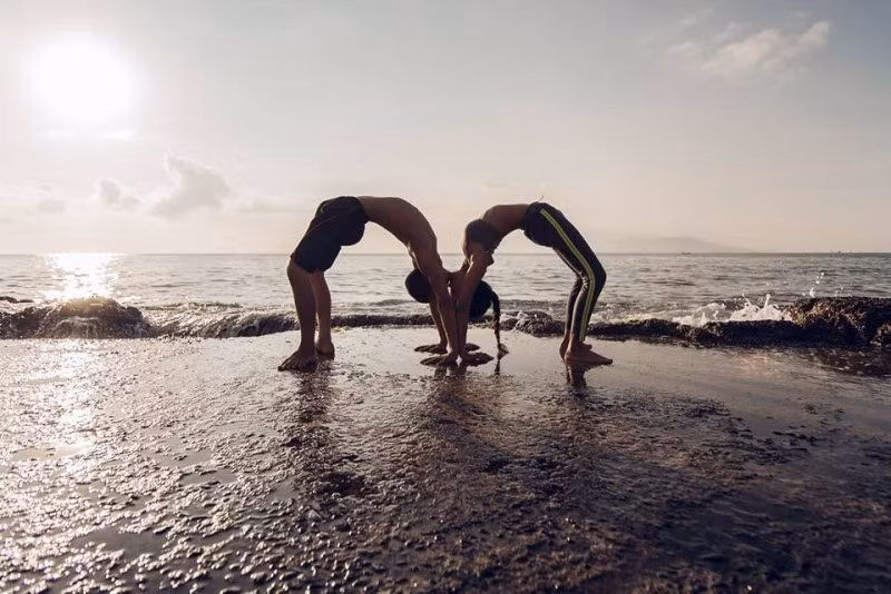 Cô vợ trẻ Thu Thanh chia sẻ thêm rằng, tập Yoga đôi không chỉ dừng lại ở những động tác đơn thuần mà trong đó còn cả sự yêu thương và cảm thông cho nhau trong mọi hoàn cảnh. Cũng chính điều này đã giúp họ xây dựng hạnh phúc gia đình thêm bền chặt.