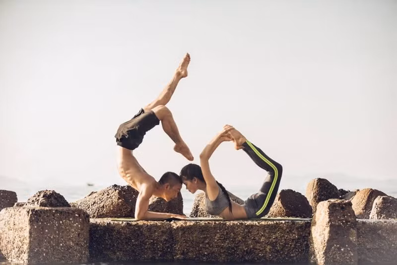 Được biết cặp vợ chồng được chọn để thực hiện bộ ảnh này là hai HLV Yoga nổi danh tại Nha Trang có tên Võ Thị Thu Thanh (sinh năm 1993) và Phạm Văn Ngọc (sinh năm 1991).