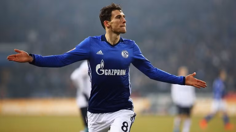 Schalke lấp lửng, Barca nhập cuộc: Trong bài phỏng vấn mới nhất với báo chí, lãnh đạo của CLB nước Đức Schalke 04 đã khá lấp lửng về tương lai của tiền vệ tài năng số 1 CLB, Leon Goretzka. Nghe ngóng được thông tin này, CLB Barca đã nhảy vào cuộc để có cầu thủ người Đức cùng với các CLB lớn Man City, Liverpool, Arsenal và Bayern Munich. Ảnh: Goal