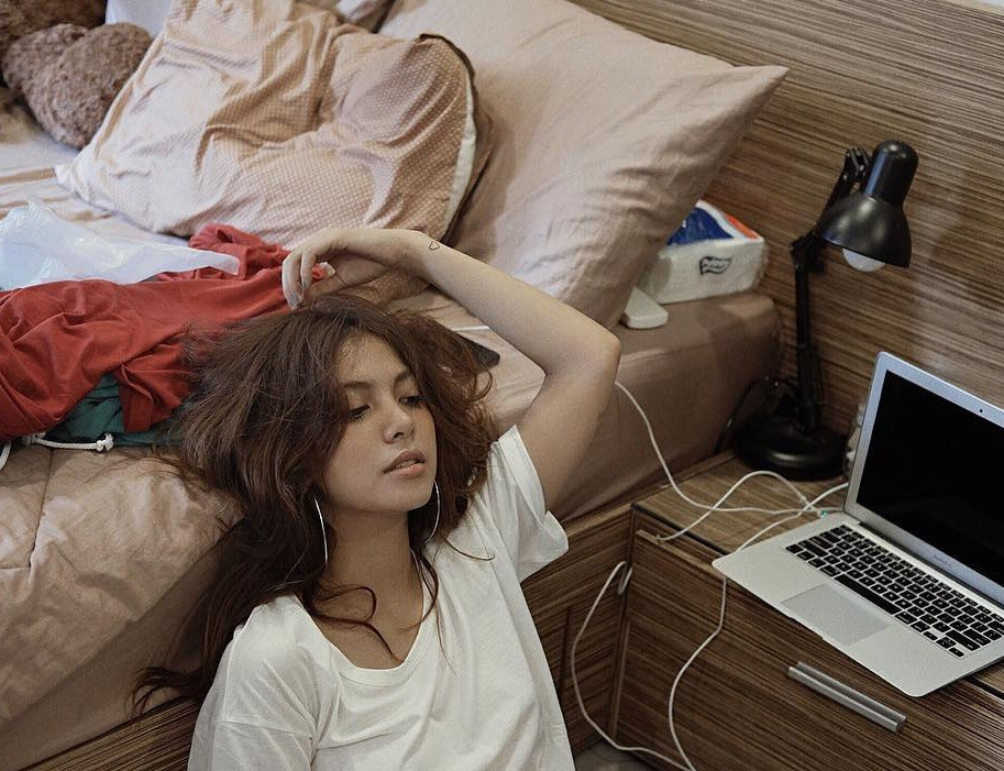 Cô nàng có gương mặt cực Tây - Quách Ý Nhi cũng khiến fan thích mê với những bức ảnh rất cá tính và phóng khoáng trong khung cảnh giường chiếu.