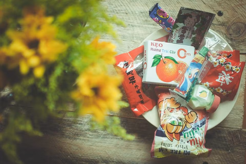 Một đĩa đồ ăn vặt như này tại quán cafe "tiệm cà phê cô Bông" đã đủ kích thích bạn để đặt ngay vé máy bay và xách balo lên để tới Đà Lạt chưa?