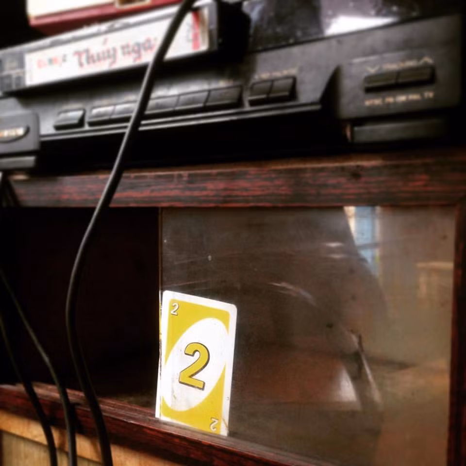 Chiếc tủ cổ và đầu băng cũ là cả một kỉ niệm tuổi thơ đáng nhớ với bộ phim chưởng cũng góp mặt trong không gian quán cafe hoài niệm tại Đà Lạt mang tên "tiệm cà phê cô Bông". Ảnh sử dụng trong bài: Facebook