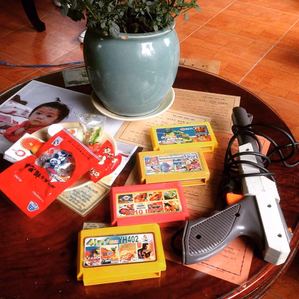 Các bạn trẻ còn nhớ những chiếc băng điện tử console này chứ. Chúng là một tuổi thơ dữ dội với "nấm lùn Mario", xe tăng hay là xếp hình nhộng.