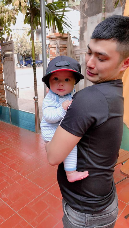 "Trong cuộc sống gia đình, hòa hợp và vợ chồng yêu thương nhau, tâm lý anh thoải mái nên mới như vậy. Cân nặng hay nhan sắc không phải là vấn đề đáng lưu tâm khi cả hai đã là vợ chồng", Chi nói.