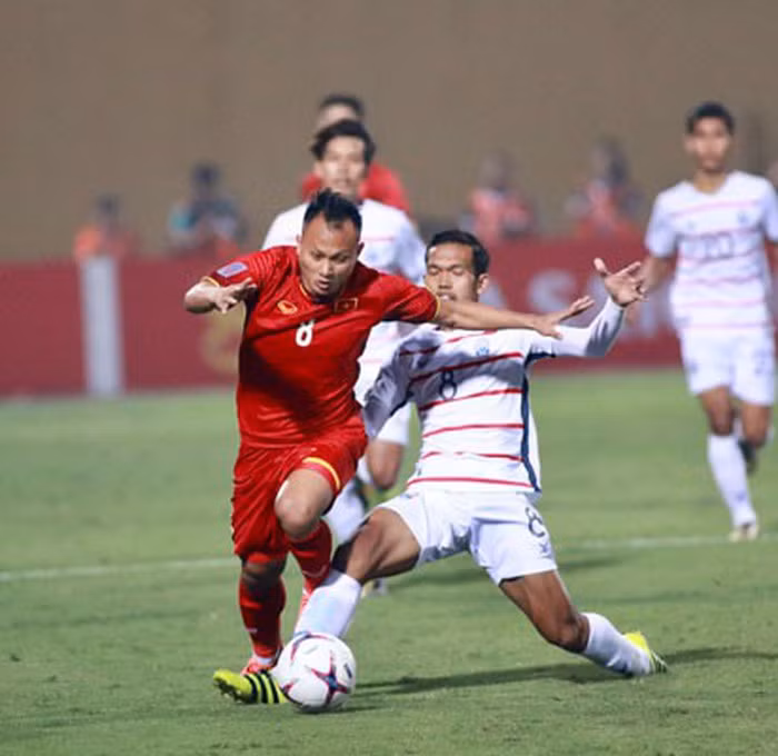 Trọng Hoàng mới chỉ không ra sân từ đầu ở 1 trong 4 trận. Anh đã thực hiện 181 đường chuyền, chính xác 158 lần, đạt tỷ lệ thành công cao nhất danh sách này: 87,3%.