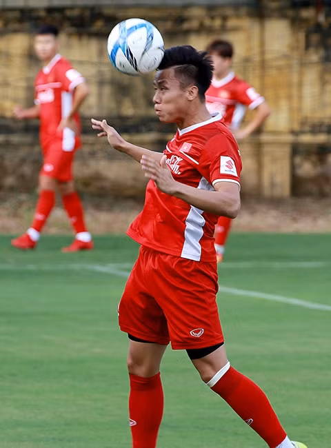 Trung vệ quê Nghệ An đã thực hiện 174 đường chuyền sau 4 trận đấu, trong đó có 144 đường chuyền chính xác, đạt tỷ lệ 82,8%. Đáng chú ý, 42,5% đường chuyền của Quế Hải hướng lên tuyến trên.