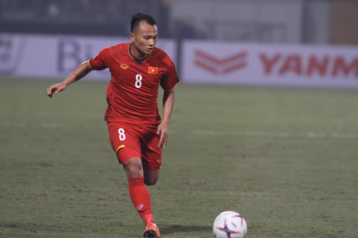 Tại AFF Cup 2018, Trọng Hoàng đá hậu vệ biên thay Văn Thanh. Cầu thủ của FLC Thanh Hóa đang hoàn thành tốt nhiệm vụ được giao.