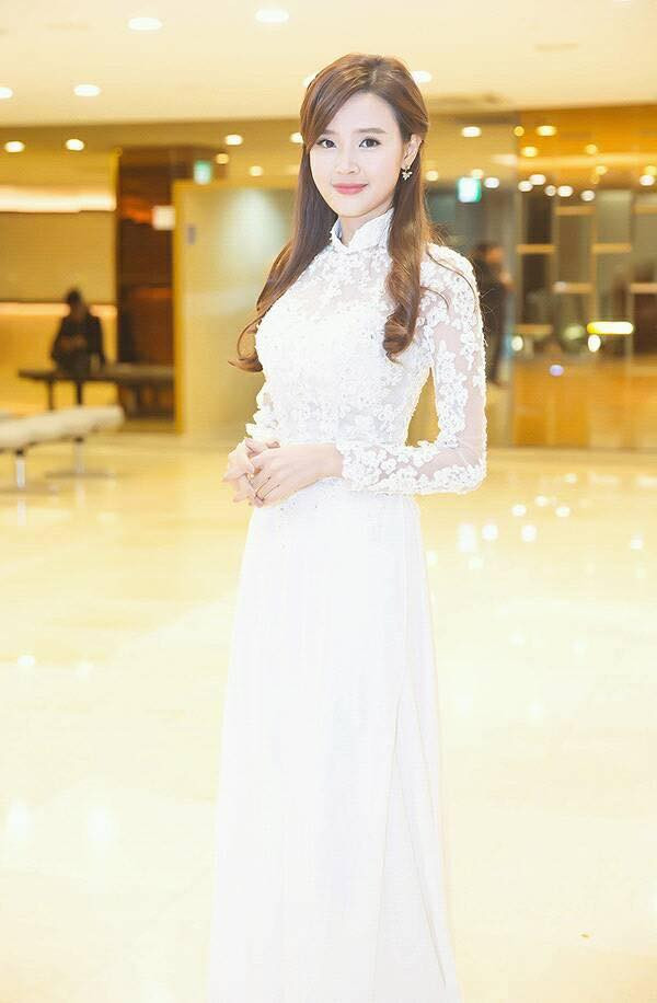 Vẻ đẹp trong sáng của hot girl Midu khi mặc chiếc áo dài trắng thật dễ khiến cho người ta "ghen tị"