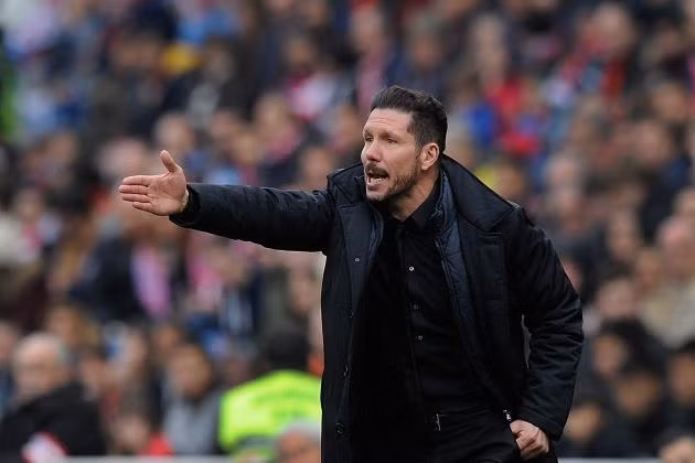 Inter muốn có Simeone: Trang La Gazzetta dello Sport khẳng định Inter Milan sẽ làm mọi cách để có bằng được sự phục vụ của Diego Simeone vào cuối mùa. Theo nguồn tin này cho biết, lãnh đạo của Inter đang rất thất vọng với thành tích mà HLV Stefano Pioli có được cùng Inter Milan. Với trận hòa 2-2 trước Milan vào ngày hôm qua, không những Nerazzurri đã trải qua liên tiếp 4 trận không thắng, mà họ vẫn tiếp tục dậm chân ở vị trí thứ 7 tại Serie A.