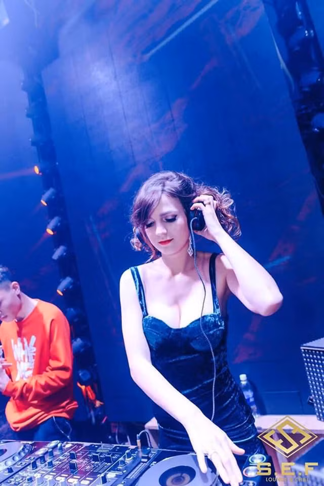 Trước khi tới Hà Nội làm DJ, Alexa sống và làm việc tại Hải Phòng.